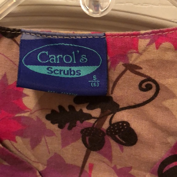 Gently worn scrubs top size S - Picture 2 of 2